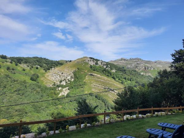 Zicht vanop grasplein Casa Cristal de Roca